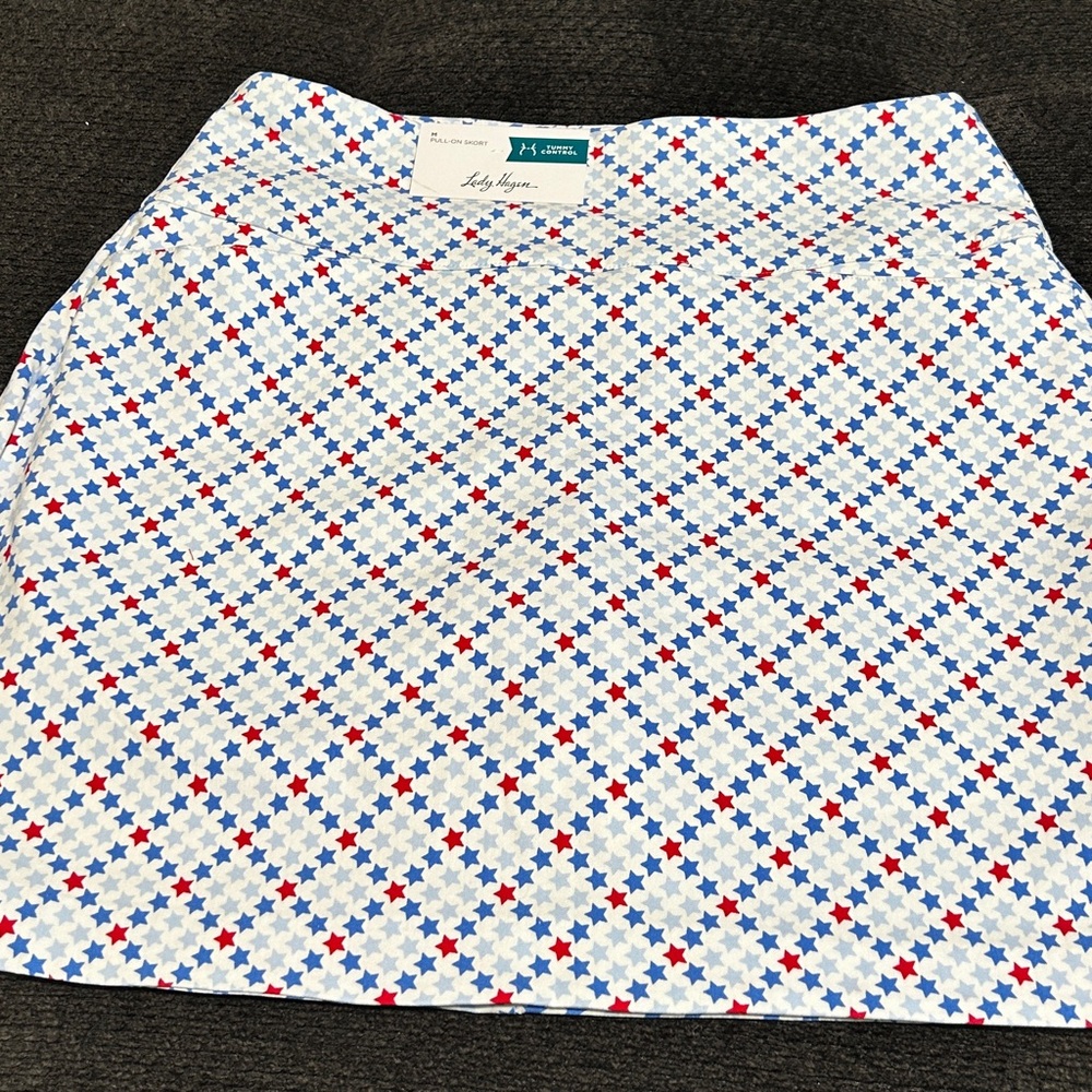 NWT. Lady Hagen pull-on skorts with pockets. Size medium. Tummy control waist